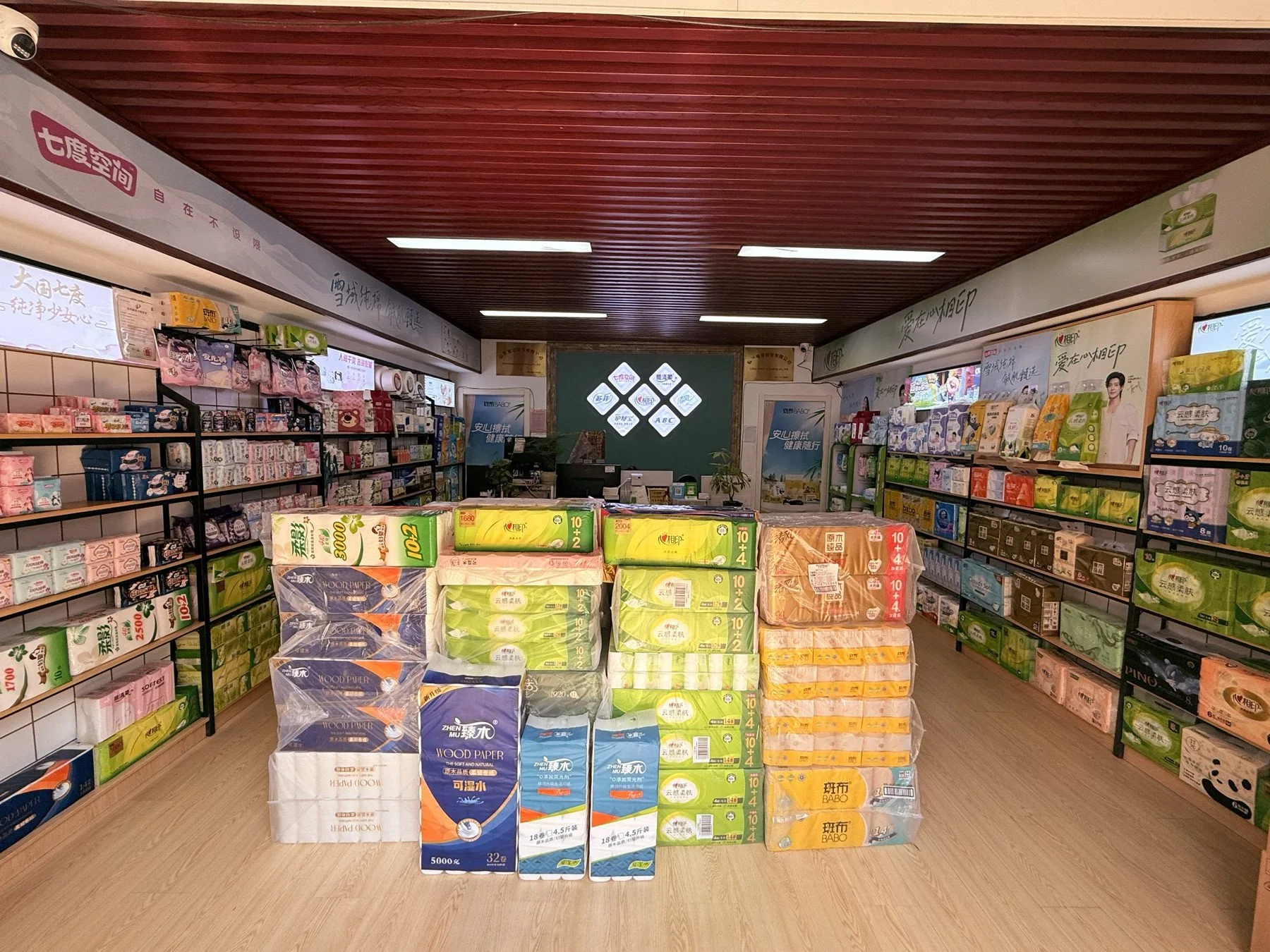 爱多利华门店内部全景与商品陈列